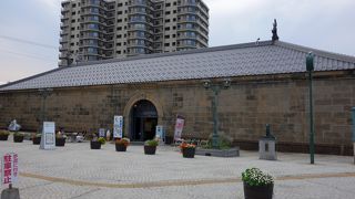 石造りの倉庫そのままの観光案内所