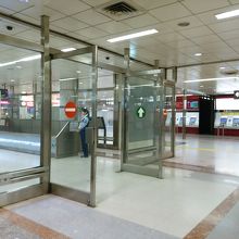 いつもここでパスポートをチェックしていたのですが、今回は無し