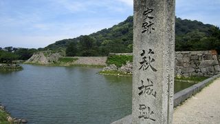 立派な石垣が残る。