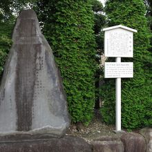 碑・・・ひっそりと