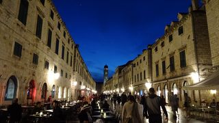 夜は石畳がキラキラ光って綺麗