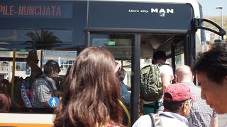 旧市街とホテルとの間の便利な交通手段