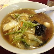 野菜たっぷりの広東風ラーメン