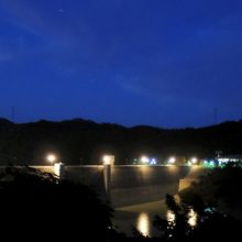 ライトアップされた　天若湖  日吉ダム