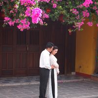 ホテル前にてウエディング撮影。通りを見てるだけでも楽しいかも