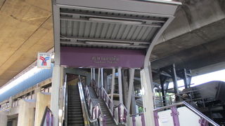 BTSの駅、チャオプラヤー川近くで船に乗るのに便利