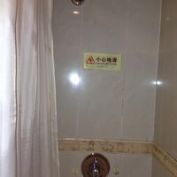 バスタブ内のシャワー。非常に使い易いというわけではない。