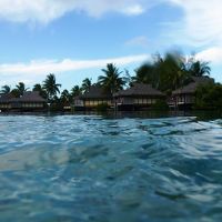 オーシャンフロントバンガロー前のラグーンから望む