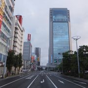 郡山駅西口前にある高いビルです。