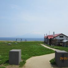 赤い屋根の校舎と利尻富士の絶景 