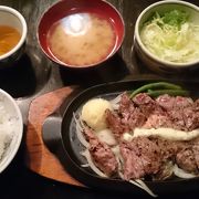 鉄板の煙もくもくの中で牛肉を堪能