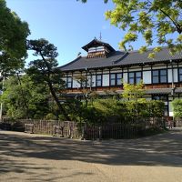 明治４２年開業、１０６年の歴史を刻む風格に圧倒されます。