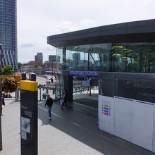 ストラッドフォード駅からペデストリアンデッキを渡れば