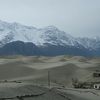 雪山と砂漠の素晴らしいコラボ！パキスタンのKatpanah砂漠