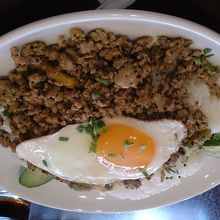 ガパオライスです。これにサラダとドリンクが付きます。