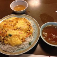 蟹玉ビーフン焼きの大盛り。スープ付き。