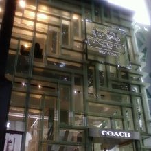 歴史さえ感じる外観。