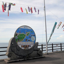 海辺に吊るされたこいのぼり（7月）