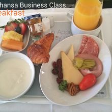 エコノミーと変わらないカップにグラス重ねて出す？