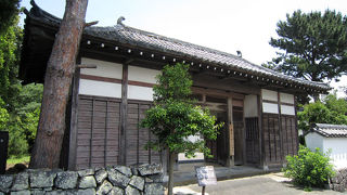 気付かず通り過ぎてしまいそうな門。