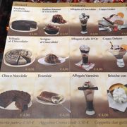 リンツのチョコレート屋さんに併設のカフェが目的でした。