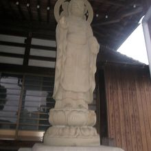 本堂の傍らには阿弥陀如来様もいらっしゃいました