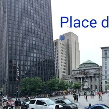 左手がノートルダム大聖堂、広場の周りは銀行などが建ち並ぶ