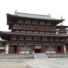 裏側。こちら側から、薬師如来台座の「玄武」が見られます。