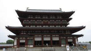 薬師寺の薬師三尊。