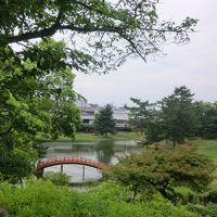 由緒ある名園がアプローチの左手に見えます