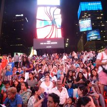 チケットの階段には、是非とも座ってみたいところだ。