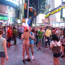 チップ稼ぎも、NYならではのネイキッド。