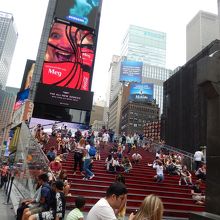 チケットの階段も、昼なら雰囲気は柔らかい。