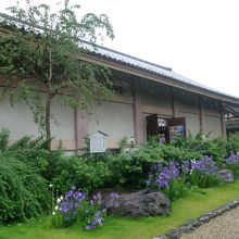 国宝の五重小塔はこちらの収蔵庫内にあります