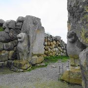 ちょっとコミカルな表情のライオン門