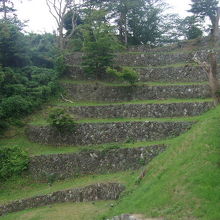 これは後世に整備された石垣でしょうか？