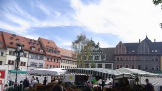 歴史的な建物に囲まれた広場