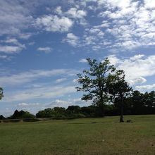 お天気の日には遠足の子らで賑やかです