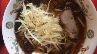 スープに油で炒めたようなネギが浮いています