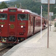 真幸駅停車中の「しんぺい号」