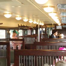 ３大車窓に見入る乗客たち！