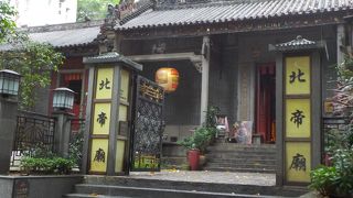 観光地化されていない、静かに佇む廟