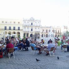 カフェやレストランが点在する