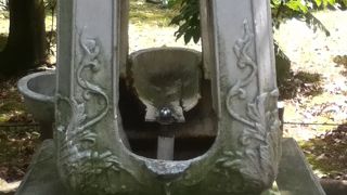 雲形池の東側にある