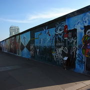 ベルリンの壁を残してアーティストが絵を描いた