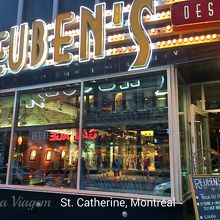 セントカトリーナ通りの目抜きにある