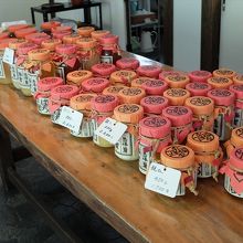 各種蜂蜜は４５０ｇ入りから。このほか、一升瓶入り蜂蜜も。