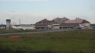 屋根瓦が南国ムードを盛り上げてる空港