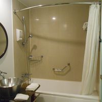 右側の扉の奥がトイレ　シャワーの水圧も◎