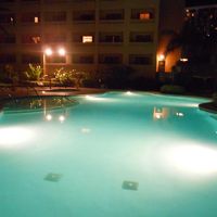 新館の中庭にプールもあります。　夜はバーもあります。